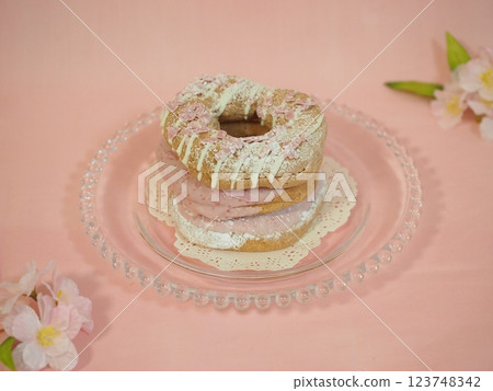 Spring image: Sakura-flavored donuts 123748342