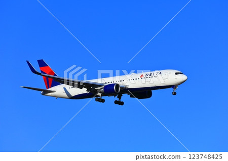 [千葉縣] 噴射機（達美航空空中巴士A321）降落在成田機場 123748425