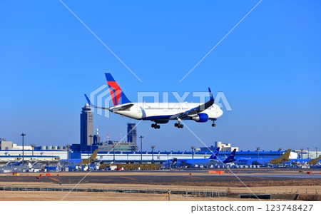 [千葉縣] 噴射機（達美航空空中巴士A321）降落在成田機場 123748427