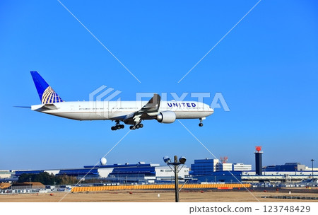 【千葉縣】一架噴射機(聯合航空波音777)降落成田機場 【千葉縣】一架噴射機(聯合航空波音777)降落成田機場 123748429