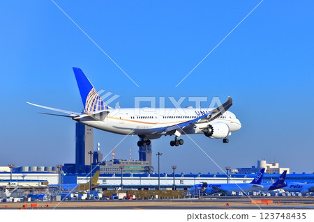 【千葉縣】一架噴射機（聯合航空波音787）降落成田機場 123748435