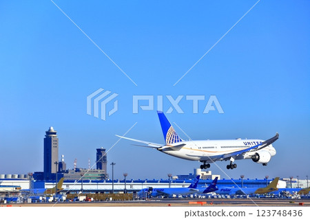 [Chiba Prefecture] A jet plane (United Airlines Boeing 787) landing at Narita Airport 123748436