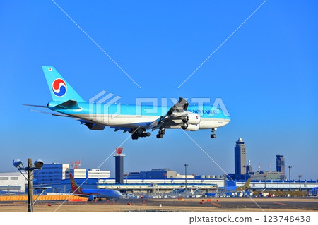 【千葉縣】大型客機（大韓航空波音747）降落成田機場 123748438