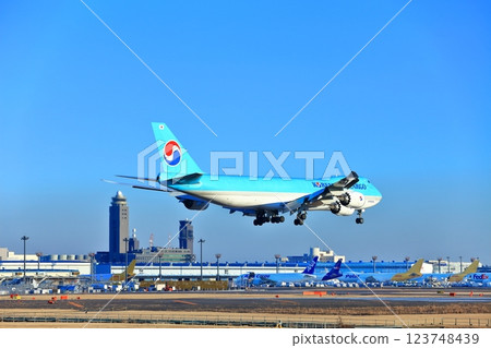 【千葉縣】大型客機（大韓航空波音747）降落成田機場 123748439