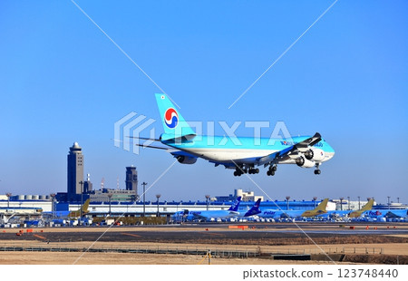 [Chiba Prefecture] A jumbo jet (Korean Air Boeing 747) landing at Narita Airport 123748440