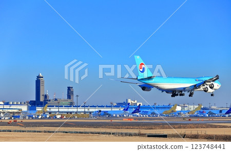 【千葉縣】大型客機（大韓航空波音747）降落成田機場 123748441