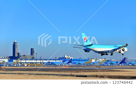 【千葉縣】大型客機（大韓航空波音747）降落成田機場 123748442