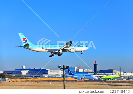 【千葉縣】一架噴射機（大韓航空空中巴士A330）降落在成田機場 123748443