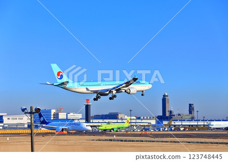 [Chiba Prefecture] A jet plane (Korean Air AIRBUS A330) landing at Narita Airport 123748445