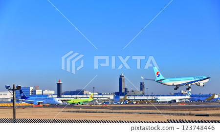 【千葉縣】一架噴射機(大韓航空空中巴士A330)降落在成田機場 【千葉縣】一架噴射機(大韓航空空中巴士A330)降落在成田機場 123748446