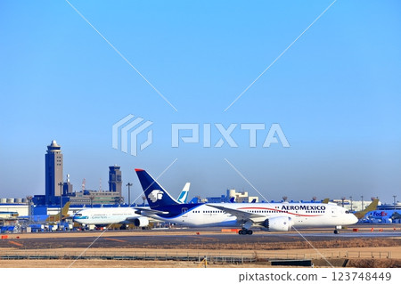 [千葉縣] 噴射機在成田機場滑行 123748449