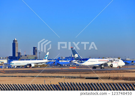 [千葉縣] 噴射機在成田機場滑行 123748450