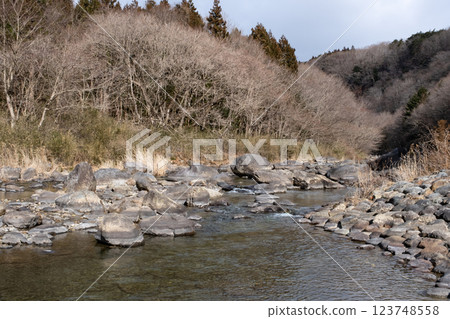 Winter scenery of the upper reaches of the Naka River in Tochigi Prefecture 123748558