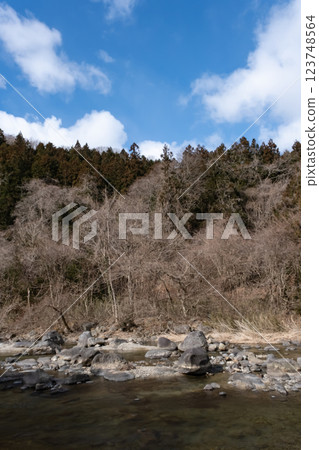 Winter scenery of the upper reaches of the Naka River in Tochigi Prefecture Winter scenery of the upper reaches of the Naka River in Tochigi Prefecture 123748564