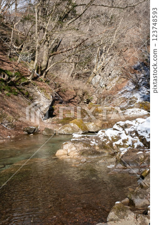 Kinomatagawa River flowing between snow-covered rocks, upstream, Tochigi Prefecture 123748593