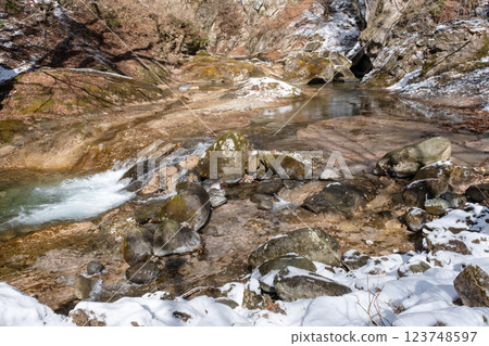 栃木縣上游的木之川在積雪的岩石間流淌 123748597