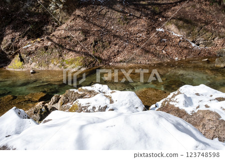 栃木縣上游的木之川在積雪的岩石間流淌 123748598