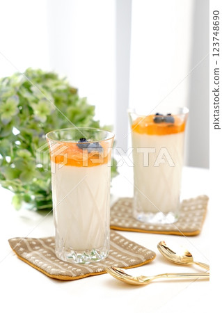 Glass-filled sweets 123748690