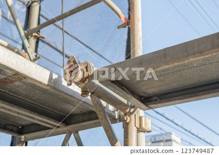 [Scaffolding for large-scale apartment building repair work] 123749487