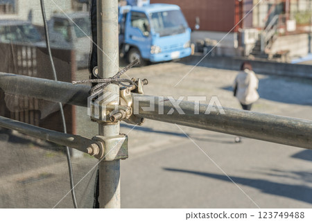 [Scaffolding for large-scale apartment building repair work] 123749488