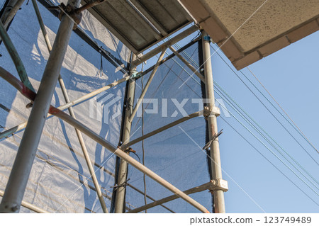 [Scaffolding for large-scale apartment building repair work] 123749489