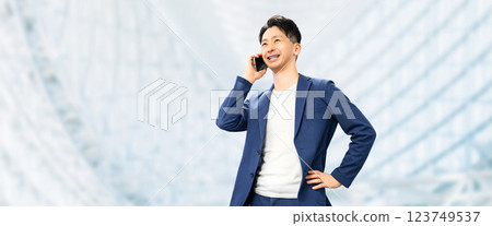 微笑的男性商人在智慧型手機上交談 123749537