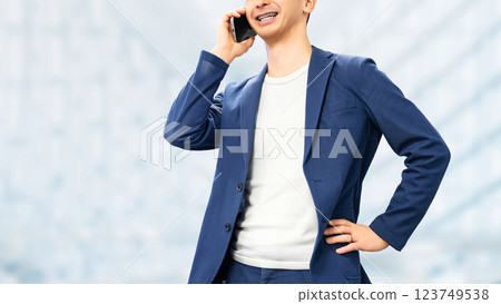 微笑的男性商人在智慧型手機上交談 微笑的男性商人在智慧型手機上交談 123749538