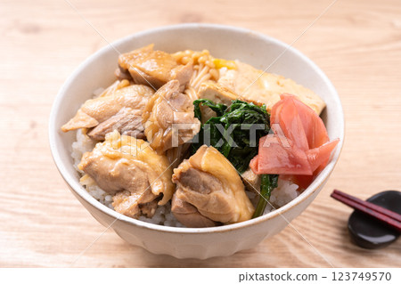 Chicken sukiyaki rice bowl (chicken sukiyaki rice bowl) Chicken sukiyaki rice bowl (chicken sukiyaki rice bowl) 123749570