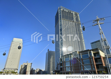 橫濱港未來地區上空的橫濱航空客艙 橫濱港未來地區上空的橫濱航空客艙 123750254