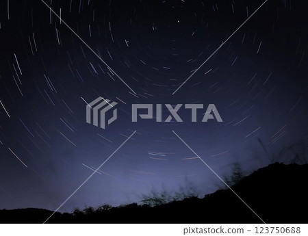 在北方大陸拍攝星跡 123750688