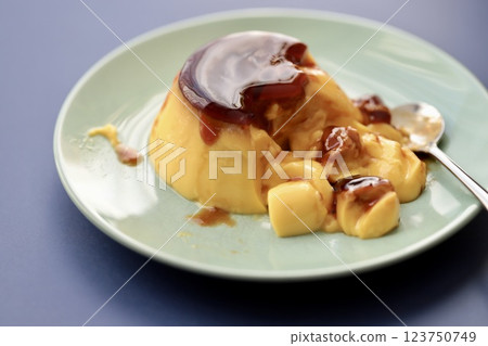Custard pudding made from smashed gelatin Crumbled pudding 123750749