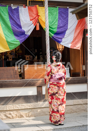 身穿和服的女性在神社祈禱 123750752