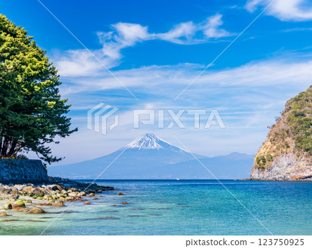 [靜岡縣] 從西伊豆戶田港眺望富士山 123750925