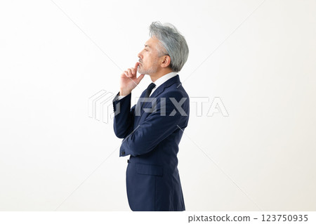 一個男人在他的下巴上打他的手 一個男人在他的下巴上打他的手 123750935
