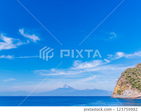 [Shizuoka Prefecture] Mount Fuji seen from Nishiizu across Suruga Bay 123750982