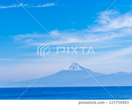 [靜岡縣] 從駿河灣對面的西伊豆眺望富士山 123750983