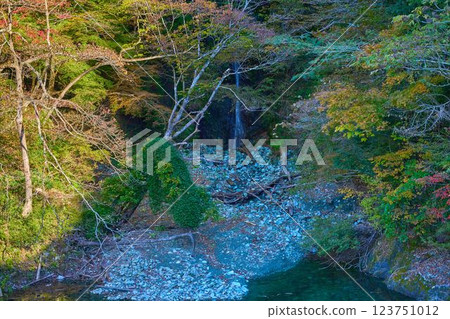 Heirokuzawa Falls on the north shore of Lake Tanzawa in Yamakita, Kanagawa Prefecture in autumn 123751012