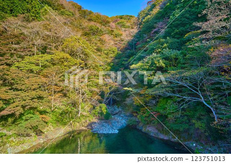 Heirokuzawa Falls on the north shore of Lake Tanzawa in Yamakita, Kanagawa Prefecture in autumn 123751013