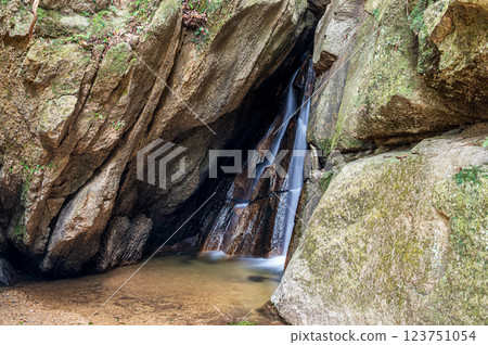 Katano's famous spot: Tsuki no Wataki Falls, Shakuji River, Katano City, Osaka Prefecture 123751054