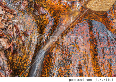 從岩石表面流下的水 123751101