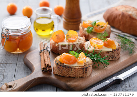 Kumquat bruschetta 123751179