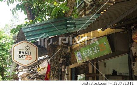 河內越南麵包店招牌,2024 年 5 月 河內越南麵包店招牌,2024 年 5 月 123751311