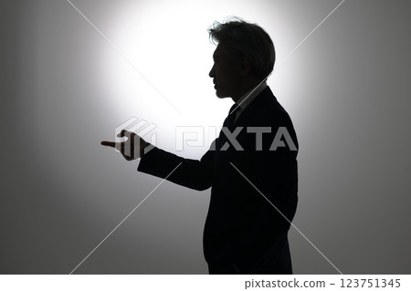 一位憂心忡忡的商人的剪影 一位憂心忡忡的商人的剪影 123751345