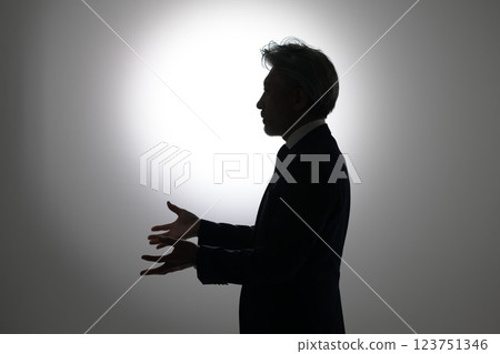 一位憂心忡忡的商人的剪影 一位憂心忡忡的商人的剪影 123751346