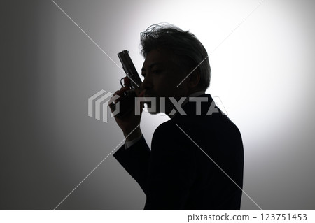 拿著槍的男人 123751453