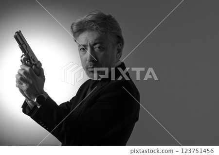 拿著槍的男人 123751456