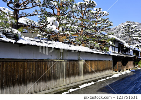 近江商人的街道被大雪覆蓋 近江商人的街道被大雪覆蓋 123751631