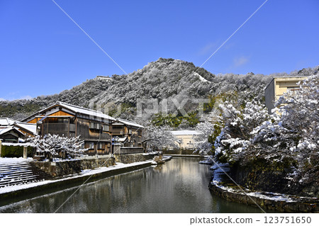 近江八幡的白雪皚皚的八幡堀 123751650