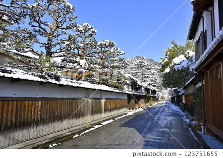 近江商人的街道被大雪覆蓋 近江商人的街道被大雪覆蓋 123751655