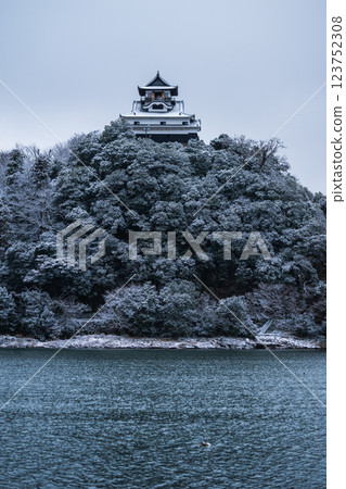 Inuyama Castle covered in snow 123752308